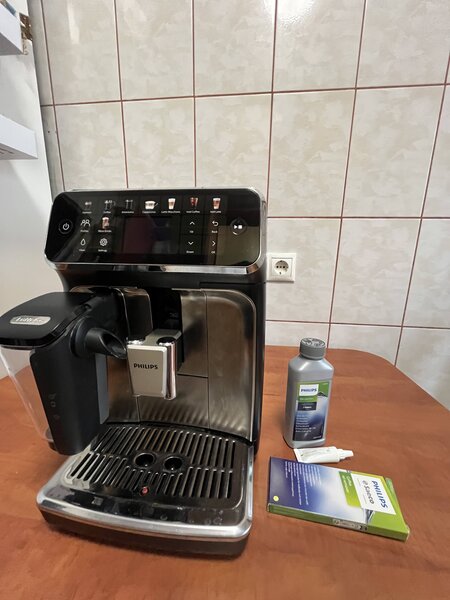 Espressor automat PHILIPS Seria 5500 + Accesorii