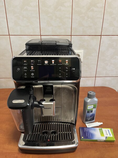 Espressor automat PHILIPS Seria 5500 + Accesorii