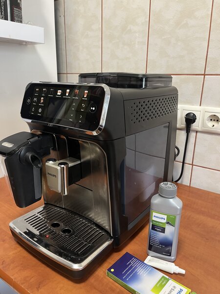 Espressor automat PHILIPS Seria 5500 + Accesorii